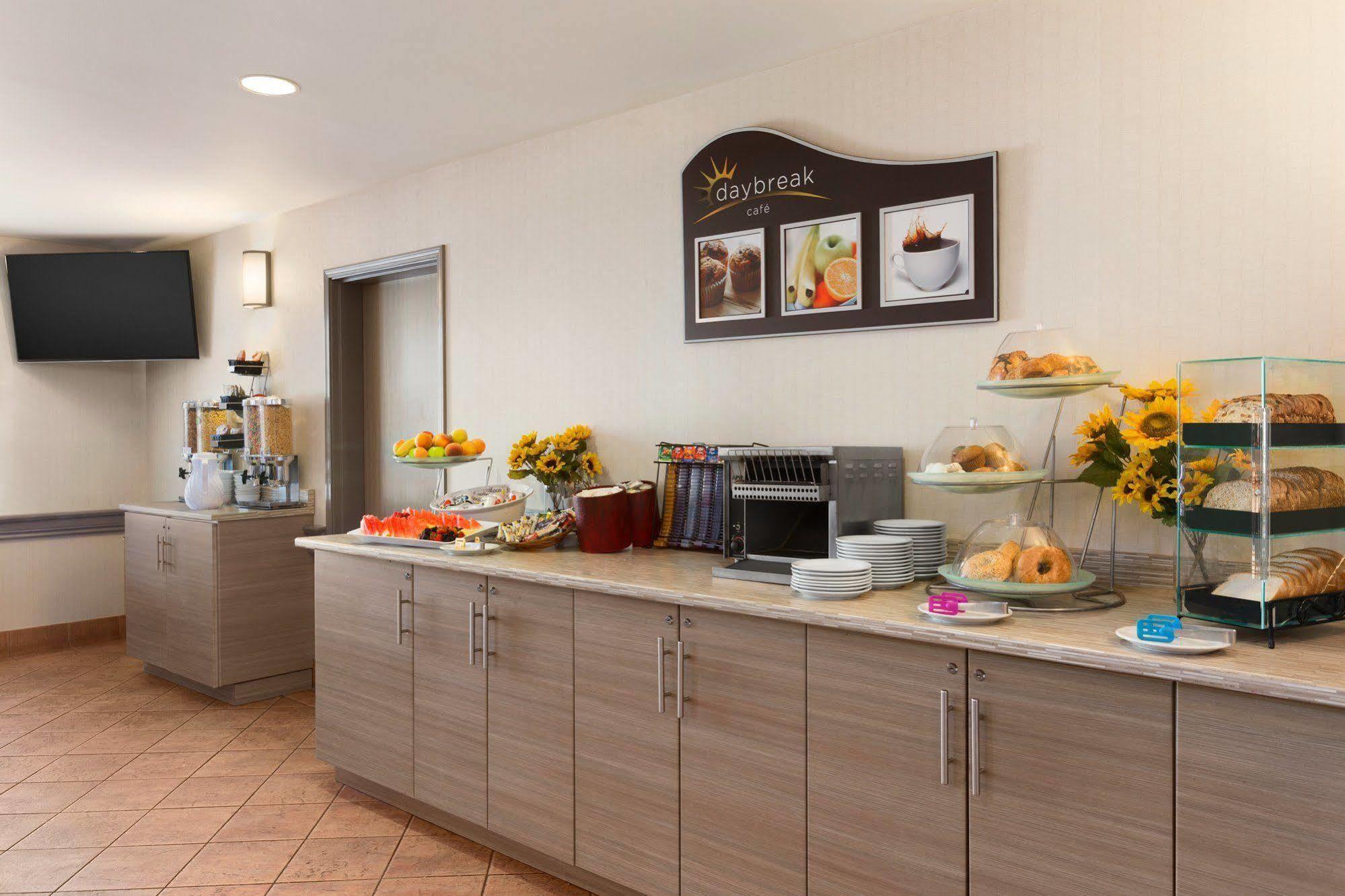 Days Inn By Wyndham Ottawa Airport Dış mekan fotoğraf